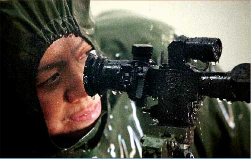 黃雪鷹在淋雨試驗(yàn)中對(duì)槍支瞄準(zhǔn)鏡進(jìn)行調(diào)試 黃雪鷹在淋雨試驗(yàn)中對(duì)槍支瞄準(zhǔn)鏡進(jìn)行調(diào)試