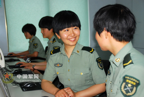 生活中是戰(zhàn)友的“知心姐姐” 生活中是戰(zhàn)友的“知心姐姐”