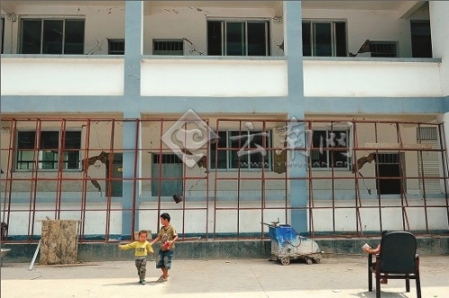 被震裂的毛坪小學(xué)校舍 被震裂的毛坪小學(xué)校舍