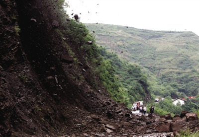 ���գ������h��ͨ�������l(xi��ng)�Ĺ�·ˮ�͎r�ضγ��F(xi��n)��������·����࣬��(d��o)��ͨ���؞�(z��i)�^(q��)�ĵ�·�������¾���ӛ�� ���F�� �z