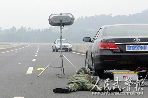 隱蔽伏擊。 圖片來源:人民武警報(bào) 隱蔽伏擊。 圖片來源:人民武警報(bào)