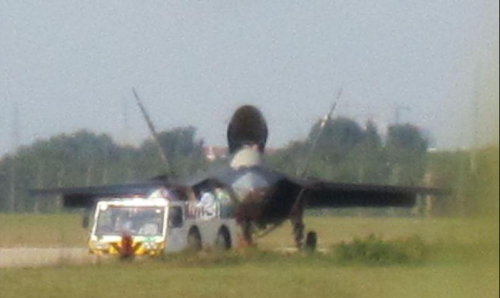 資料圖:中國殲-31隱形戰(zhàn)斗機(jī) 資料圖:中國殲-31隱形戰(zhàn)斗機(jī)