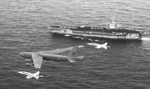 美國(guó)空軍的B-52轟炸機(jī)演練與航母協(xié)同作戰(zhàn) 美國(guó)空軍的B-52轟炸機(jī)演練與航母協(xié)同作戰(zhàn)