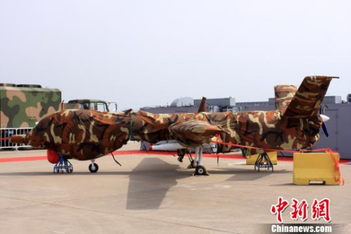 被“迷彩服”遮得嚴(yán)嚴(yán)實(shí)實(shí)的“翼龍”無(wú)人機(jī) 呂海峰 攝 被“迷彩服”遮得嚴(yán)嚴(yán)實(shí)實(shí)的“翼龍”無(wú)人機(jī) 呂海峰 攝