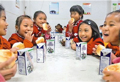 ��12��13�գ����Ϝ�Դ�h����С�W(xu��)�ĺ��ӂ����ڳԠI�B(y��ng)��������յ������һ�K�����һ�м�ţ����