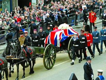 4��17�գ���Ӣ���׶��������ʼ��T���ڱ���o�����Р����˵��`��ǰ��ʥ���_������� ���A��/·͸