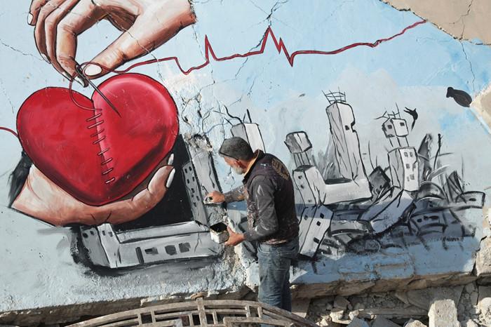 敘利亞藝術(shù)家在地震廢墟上畫(huà)畫(huà)