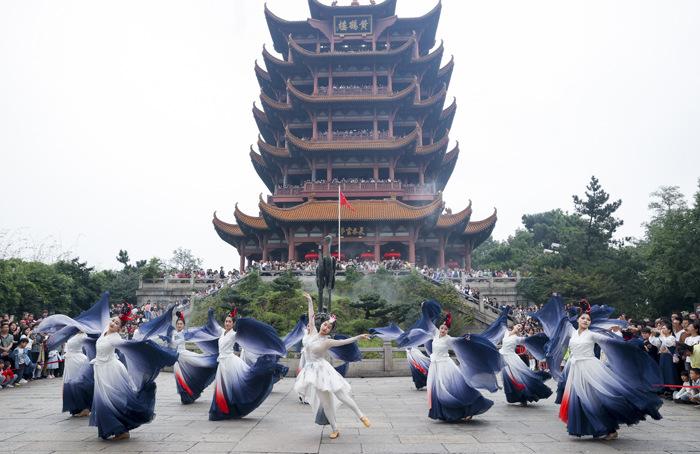 賞景、逛展、看表演 民眾樂享假期