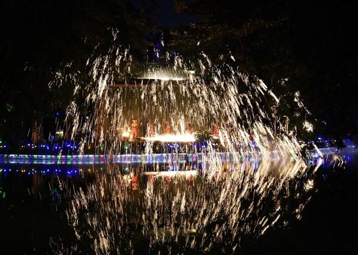 ?？谏涎莘沁z“打鐵花”如繁星閃耀夜空