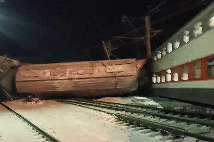 俄羅斯客運(yùn)列車與貨運(yùn)列車相撞 已造成2人死亡