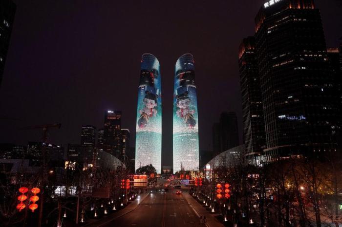 成都點亮地標(biāo) 慶?！赌倪钢[海》總票房突破100億元