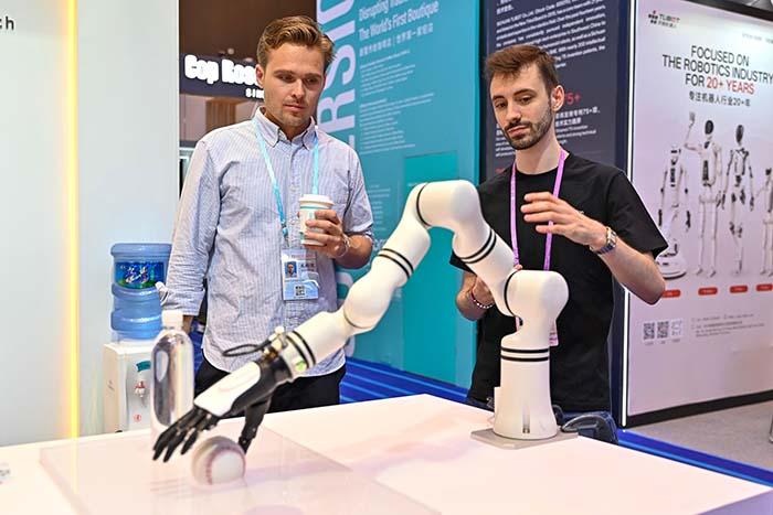 第137屆廣交會開幕 首設(shè)服務(wù)機(jī)器人專區(qū)