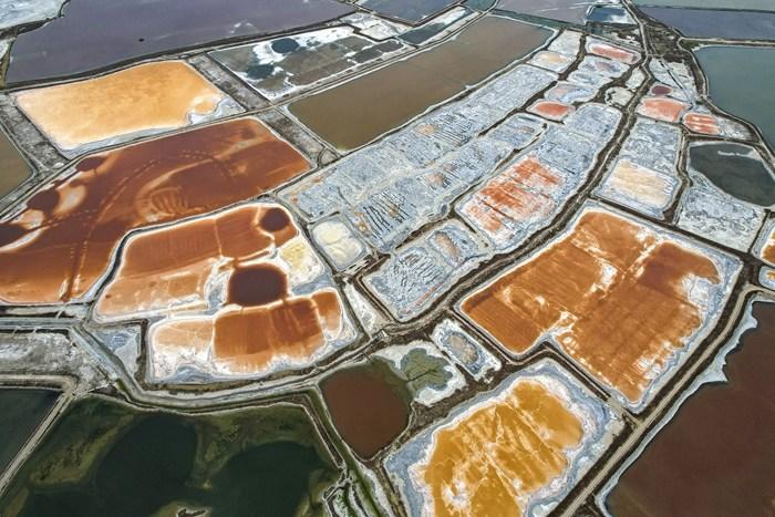 山西運(yùn)城七彩鹽湖色彩斑斕