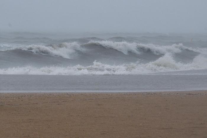 臺風(fēng)“蝴蝶”逼近 三亞崖州灣巨浪滔天