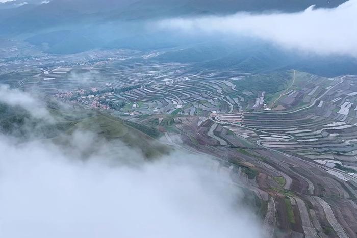 天光云影和梯田共徘徊