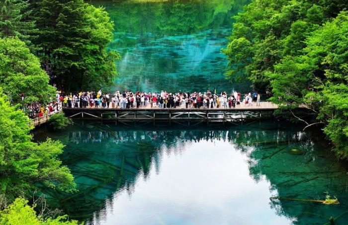 九寨溝風(fēng)景如畫引游人