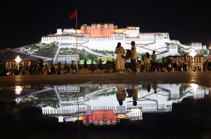 拉薩布達(dá)拉宮廣場(chǎng)美麗夜色引游人