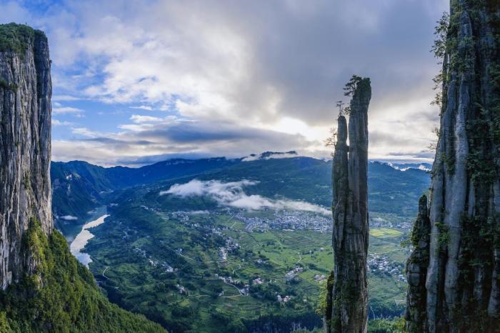 湖北恩施：絕壁畫(huà)廊 云蒸霞蔚