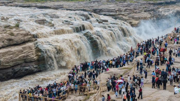 國(guó)慶中秋假期陜西黃河壺口瀑布美景吸引游客