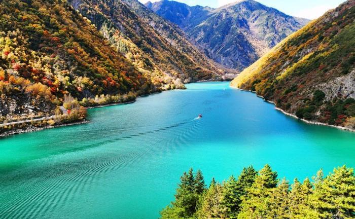 四川茂縣松坪溝景區(qū)彩林如畫美不勝收