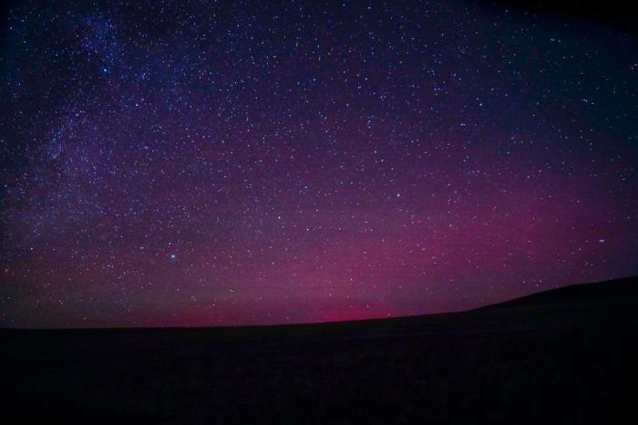 極光、銀河、流星共舞草原夜空	