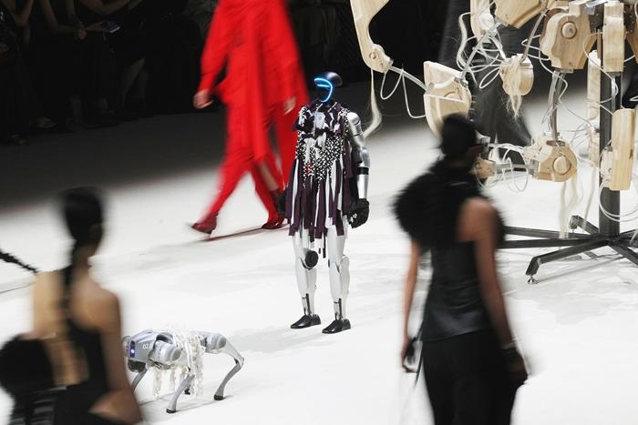 2025 | 人形機器人全面“出圈”：在秀、在跑、在思考