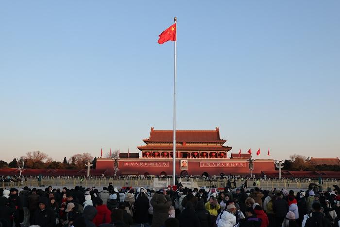 北京天安門(mén)廣場(chǎng)舉行元旦升旗儀式