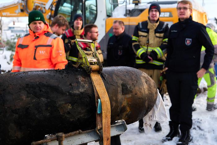 一枚二戰(zhàn)遺留炸彈在德國(guó)韋德?tīng)柋徊鸪?>
     <p>一枚二戰(zhàn)遺留炸彈在德國(guó)韋德?tīng)柋徊鸪?/p>
</a>
        </div>
    </div>
    <!--推薦圖集end-->
    <div   id=