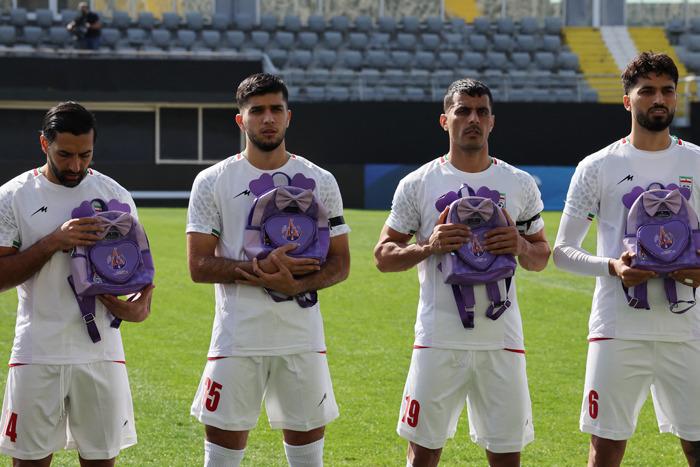 伊朗男足賽前手捧書包 悼念空襲遇難學生