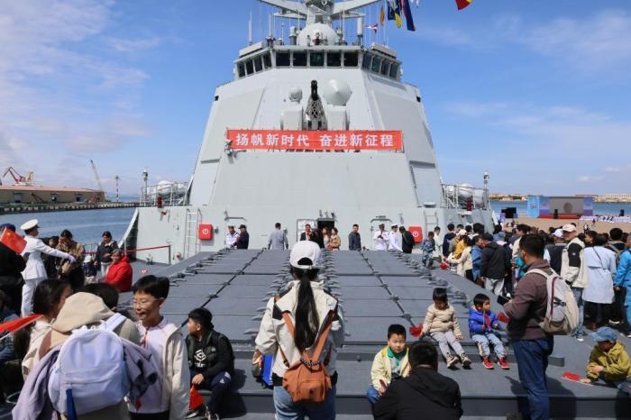 山東青島：民眾參觀海軍艦艇感受強大國防