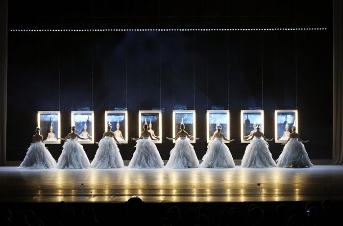 中國(guó)雜技劇《天鵝》驚艷莫斯科