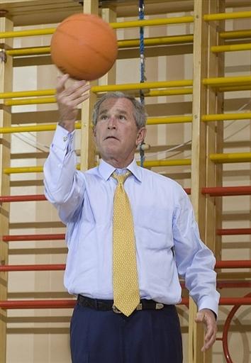 美國(guó)總統(tǒng)布什喜歡打籃球。