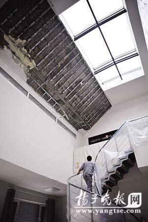 南側(cè)房屋的內(nèi)頂已經(jīng)不見了。