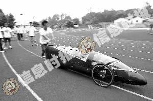 大學(xué)生自制環(huán)保車時速可達(dá)50公里(圖)