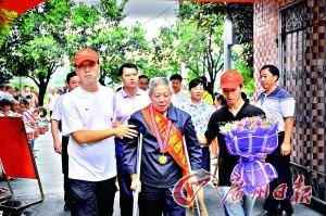 老翁照顧患病妻兒40年獲評(píng)道德模范(組圖)