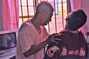 老翁照顧患病妻兒40年獲評(píng)道德模范(組圖)