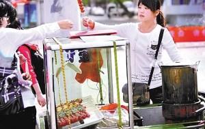 時尚女孩賣糖葫蘆走紅西安交大(圖)
