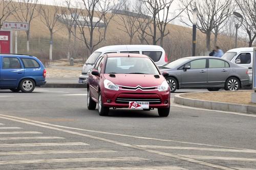 "紅色旋風(fēng)來(lái)襲" 測(cè)試東風(fēng)雪鐵龍C2 VTS