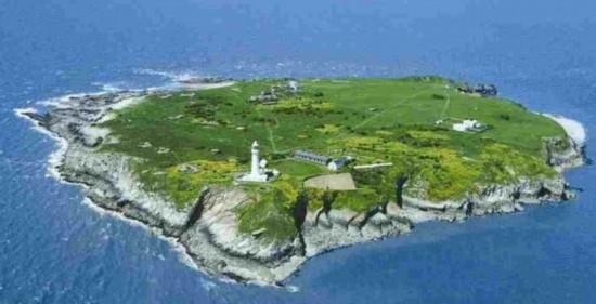 英國裸體愛好者強(qiáng)占小島游客登島須脫光(圖)