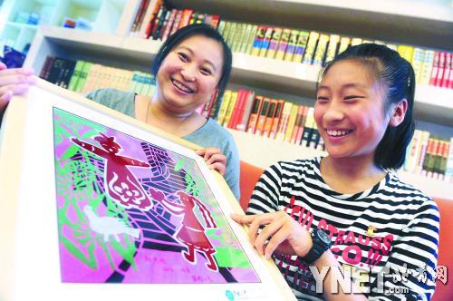 ▲呂丹老師和趙天怡手捧“國禮”復制品向記者介紹創(chuàng)作過程