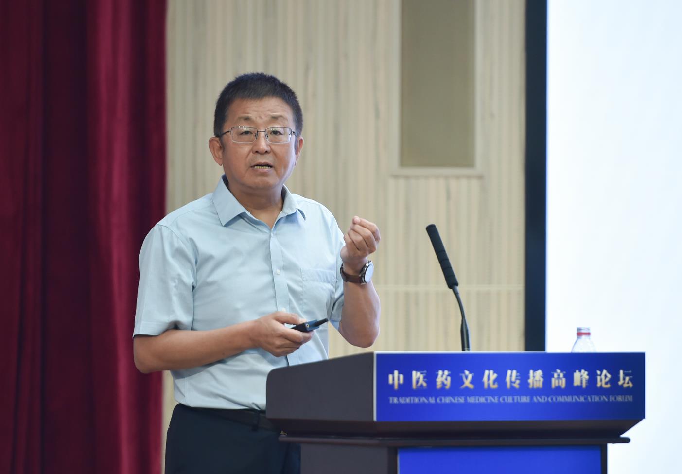 中國中醫(yī)科學(xué)院原院長、首席研究員、中國非物質(zhì)文化遺產(chǎn)保護協(xié)會副會長兼中醫(yī)藥委員會會長曹洪欣發(fā)表主旨演講。