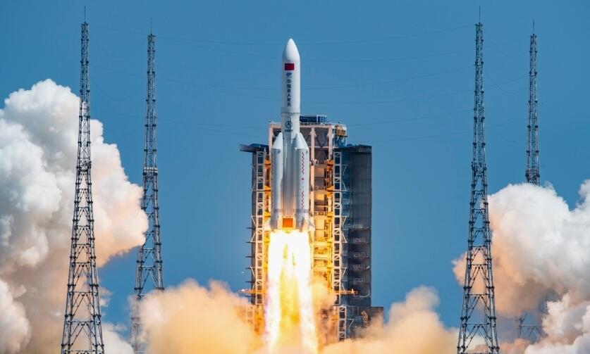 十年鏗鏘步，中國新坐標<p>以非凡十年的奮進征程為縱軸，以時代先鋒的擔當作為為橫軸，立于新時代中國的現(xiàn)實原點，來路星光燦燦，今朝群英堂堂。<p>