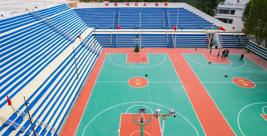 探訪“天下苗族第一縣”：“村BA”爆火背后是民族的交往交流交融<p>貴州省黔東南苗族侗族自治州臺江縣民族村寨臺盤村，對于籃球的熱愛是刻在骨子里的。見到村里高齡籃球愛好者陸大江時，他正打算前往“村BA”網(wǎng)紅籃球場了解改擴建后的最新進(jìn)展，“我家里還有球衣和籃球，新球場弄好后要約上老伙計們?nèi)ヒ徽癸L(fēng)采?！?p>