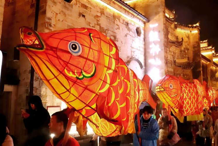 江西婺源：魚燈游曳古城 民俗巡游迎新年