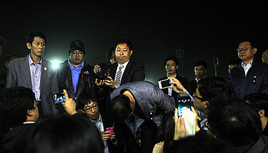 韓船難家屬稱被警察跟蹤警察廳長鞠躬道歉(圖)