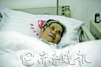 青島72歲被炸傷老人:沒想到習(xí)主席會(huì)來看我(圖)