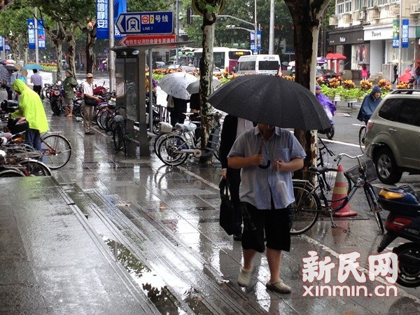 “鳳凰”登陸上海降級熱帶風暴風雨逐步減弱