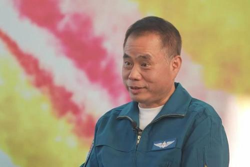 殲-15首飛前夜，他們?yōu)楹我堅囷w員吃飯？