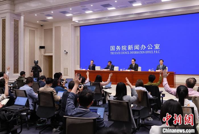 4月17日，中國國務(wù)院新聞辦公室在北京舉行新聞發(fā)布會，國家發(fā)展改革委副主任劉蘇社，副秘書長、國民經(jīng)濟綜合司司長袁達，政策研究室主任金賢東解讀宏觀經(jīng)濟形勢和政策，并答記者問。 <a target='_blank' href='/'>中新社</a>記者 楊可佳 攝