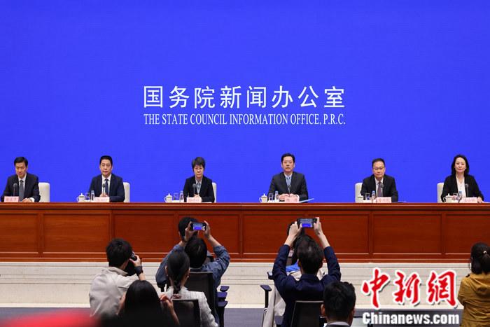 4月19日，中國國務(wù)院新聞辦公室在北京舉行新聞發(fā)布會(huì)，商務(wù)部副部長郭婷婷、商務(wù)部綜合司司長楊濤、市場運(yùn)行和消費(fèi)促進(jìn)司司長徐興鋒、對(duì)外貿(mào)易司司長李興乾、外國投資管理司負(fù)責(zé)人吉小楓介紹2024年一季度商務(wù)運(yùn)行及工作情況，并答記者問。 <a target='_blank' href='/'>中新社</a>記者 楊可佳 攝 